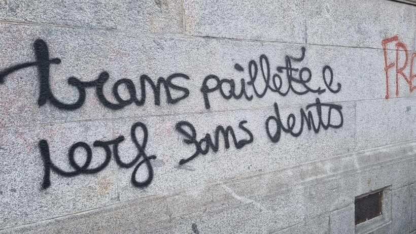 Tag sur un mur "trans pailleté TERF sans dents"